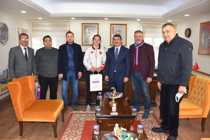 Başkan Çelik, Şampiyon Sporcuyu Ödüllendirdi