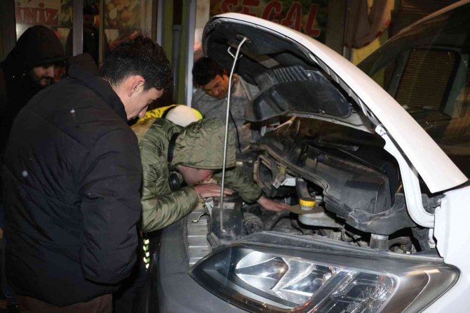 Kaçan Kediyi Kurtarmak İçin Sahibi Aracın Altına Girdi