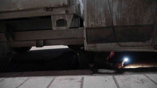 Kaçan Kediyi Kurtarmak İçin Sahibi Aracın Altına Girdi