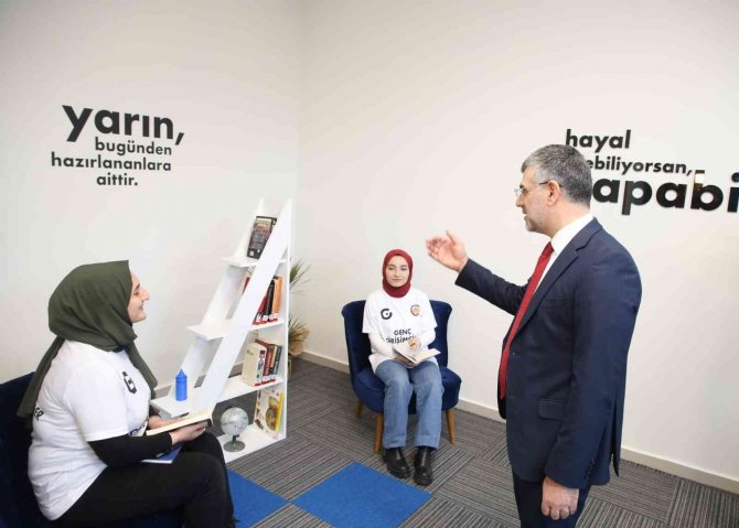 Sultanbeyli’de Girişimci Gençlere Çalışma Ofisi Hediye