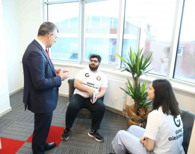 Sultanbeyli’de Girişimci Gençlere Çalışma Ofisi Hediye