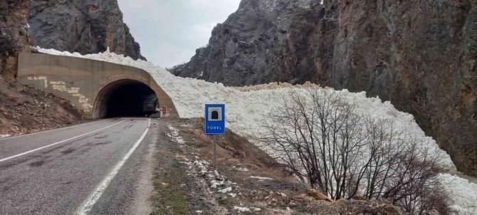 Tunceli-erzincan Karayolunda Çığ Düştü
