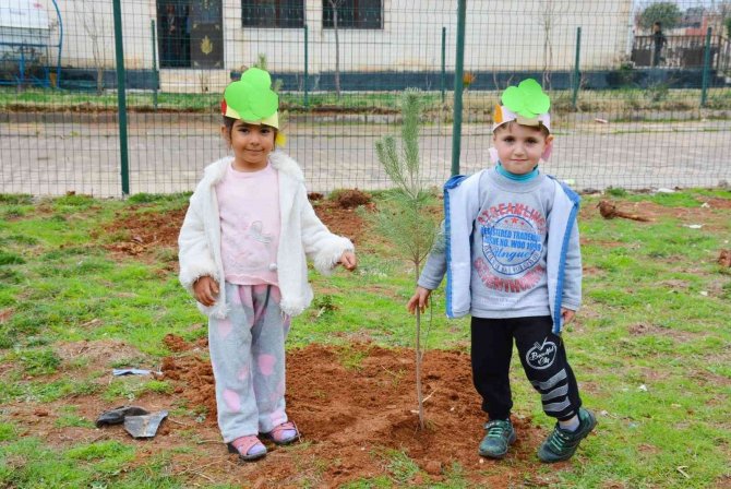 Kızıltepe’de Çocuklar Yeşilay Haftası’nda Fidan Dikti