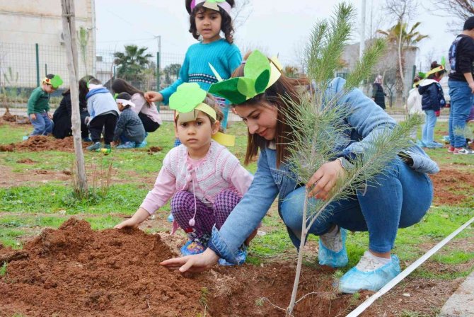 Kızıltepe’de Çocuklar Yeşilay Haftası’nda Fidan Dikti