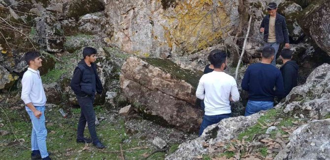 Türkiye Kar Altındayken Derecikli Gençler Yüzmenin Keyfini Çıkarıyor