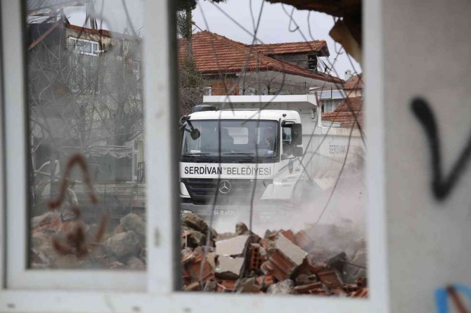 Can Ve Mal Güvenliğini Tehlikeye Atan Metruk Bina Yıkıldı