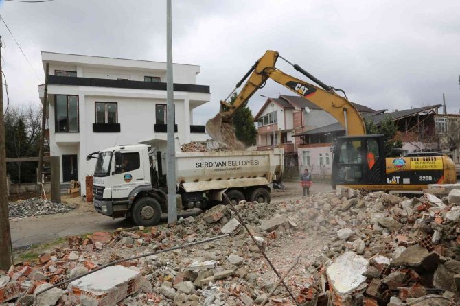 Can Ve Mal Güvenliğini Tehlikeye Atan Metruk Bina Yıkıldı