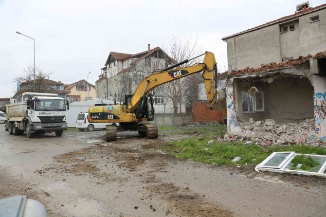 Can Ve Mal Güvenliğini Tehlikeye Atan Metruk Bina Yıkıldı