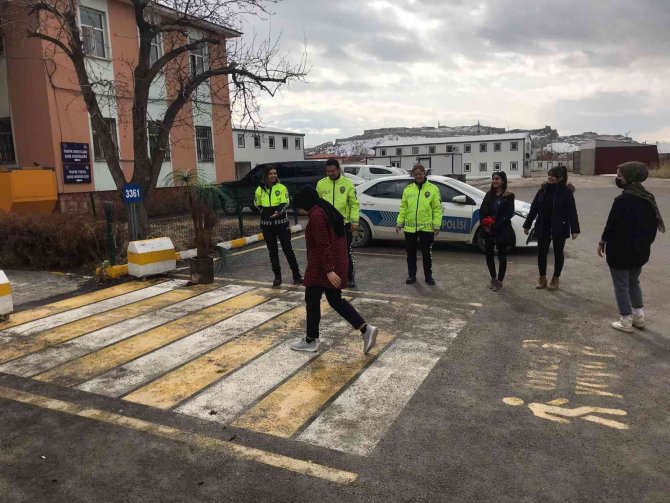 Van Polisinden Öğrencilere Temel Trafik Eğitimi