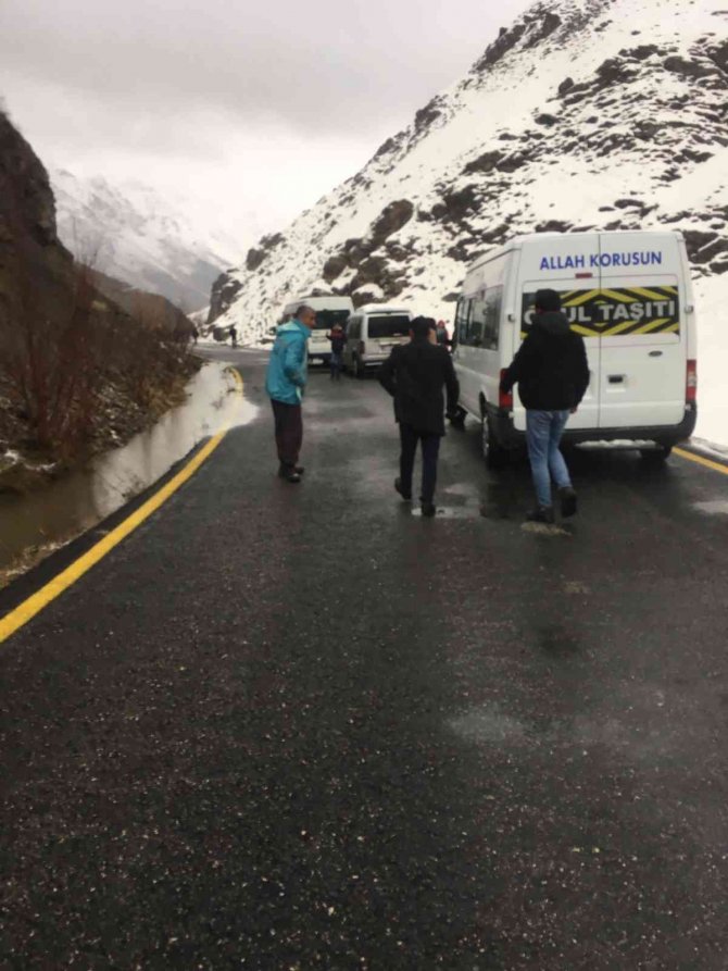 Dev Kaya Parçalarının Düştüğü Yol Kapandı