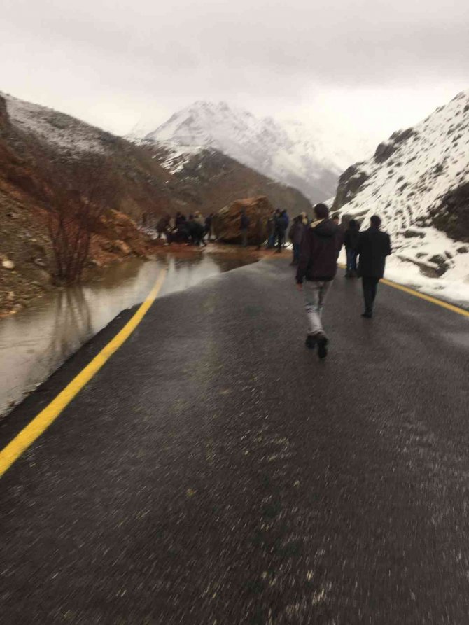 Dev Kaya Parçalarının Düştüğü Yol Kapandı