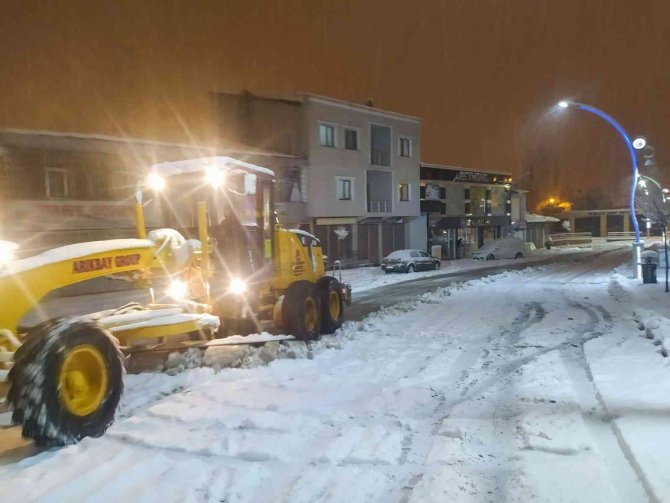 Başkale’de Araçlar Kara Gömüldü, Okullar Tatil Edildi