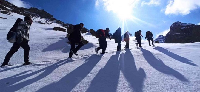 Sütun Şelalesi’ndeki Buz Sarkıtları Mest Ediyor