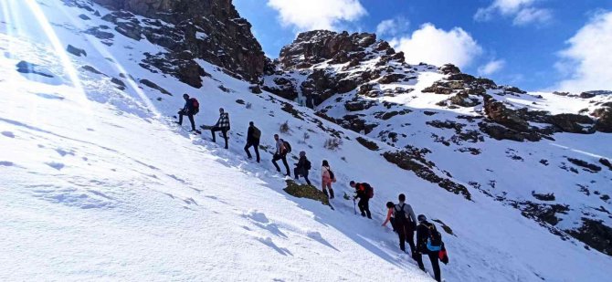 Sütun Şelalesi’ndeki Buz Sarkıtları Mest Ediyor