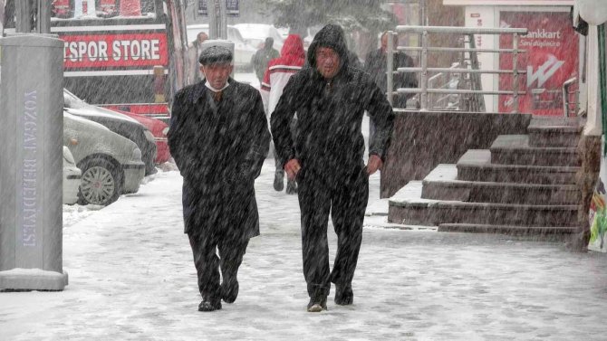 Yozgat’ta Kar Yağışı Etkili Oluyor