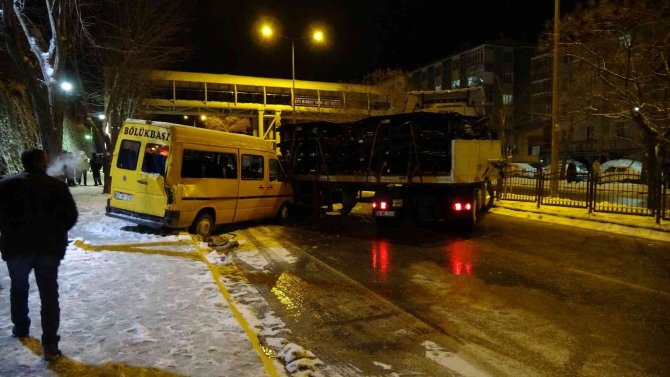 Yozgat’ta Yollar Buz Pistine Döndü, 15 Araç Birbirine Girdi