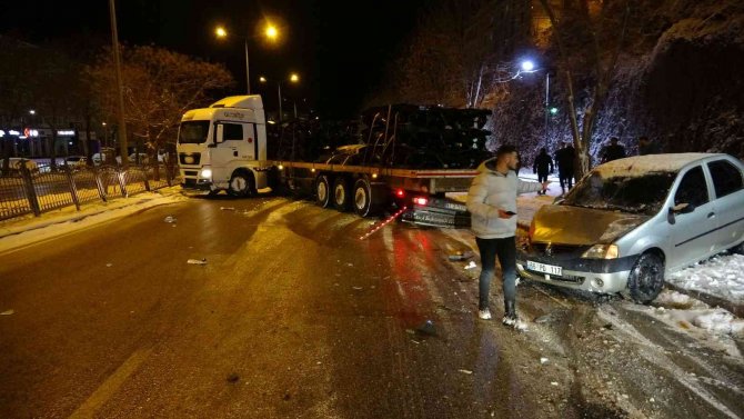 Yozgat’ta Yollar Buz Pistine Döndü, 15 Araç Birbirine Girdi