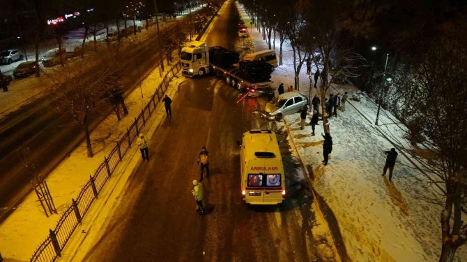 Yozgat’ta Yollar Buz Pistine Döndü, 15 Araç Birbirine Girdi