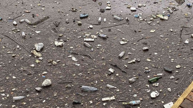 Görenler Şaşkına Döndü, Plastik Atıklar Denizin Üzerini Kapladı