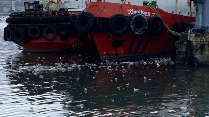 Görenler Şaşkına Döndü, Plastik Atıklar Denizin Üzerini Kapladı