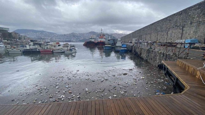 Görenler Şaşkına Döndü, Plastik Atıklar Denizin Üzerini Kapladı