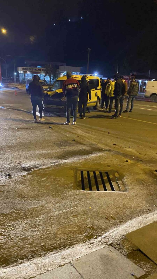 Ticari Taksi Otomobile Çarptı