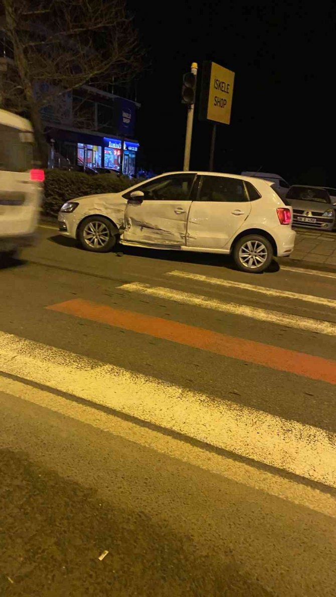 Ticari Taksi Otomobile Çarptı