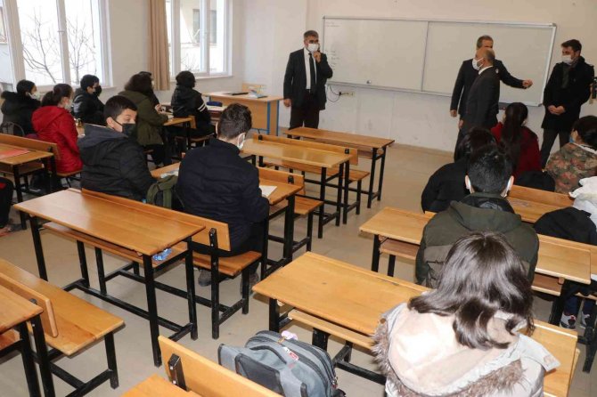 Öğrencilerin Depremde Neler Yapacağı Tatbikatla Gösterildi