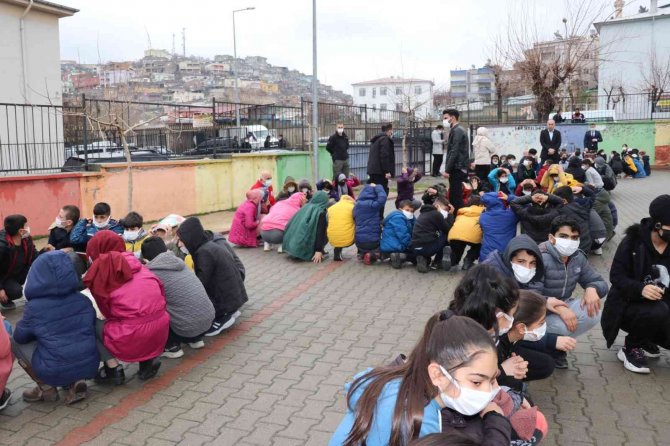Siirt’te Okullarda ‘Deprem Anı Ve Tahliye Tatbikatı’ Yapıldı