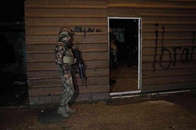 Polislere Tabancayla Ateş Açıp Kaçtı, Saklandığı Evinde Yakalandı