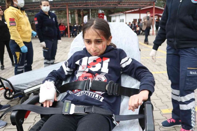Adana’daki Okullarda “Deprem Anı Ve Tahliye Tatbikatı” Gerçekleştirildi
