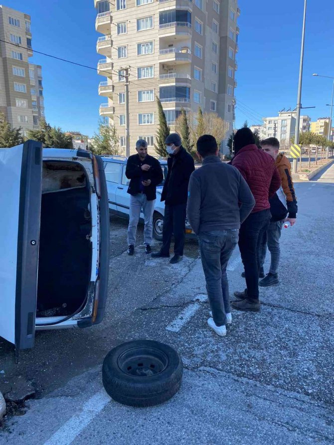 İ̇ki Otomobil Çarpıştı: 1 Yaralı