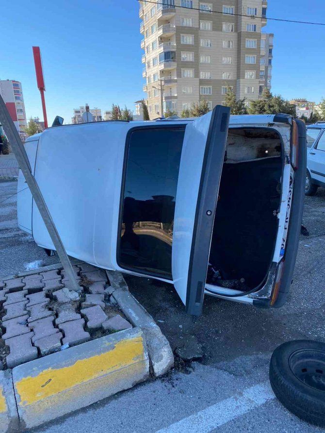 İ̇ki Otomobil Çarpıştı: 1 Yaralı