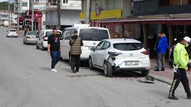 Kavşaktan Dönmeye Çalışan Otomobil 4 Araca Zarar Verdi: 1 Yaralı