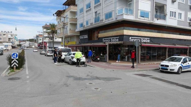 Kavşaktan Dönmeye Çalışan Otomobil 4 Araca Zarar Verdi: 1 Yaralı