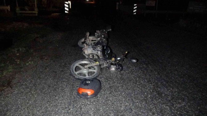 Motosiklet Sürücüsü Kask Sayesinde Hayata Tutundu