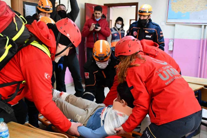 Artvin’de ‘Deprem Anı Ve Tahliye Tatbikatı’ Yapıldı