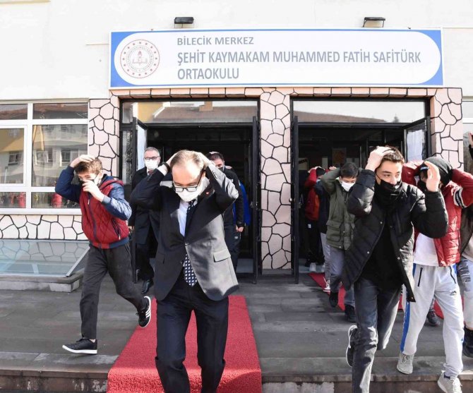 40 Bin Öğrenci Ve Öğretmen Alarmın Çalmasıyla Sıranın Altında Girdi