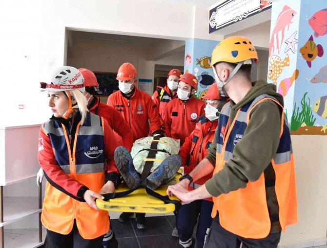 40 Bin Öğrenci Ve Öğretmen Alarmın Çalmasıyla Sıranın Altında Girdi