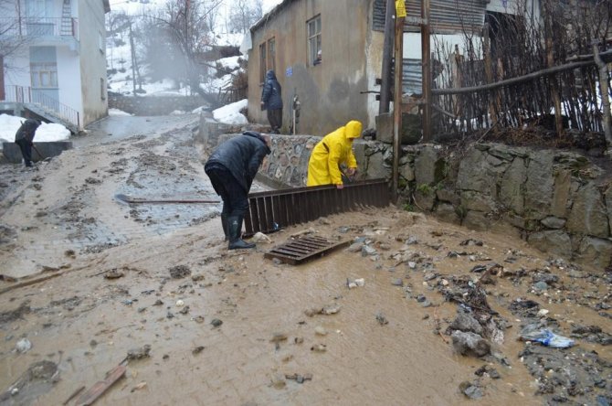Mutki’de Sel Maddi Hasara Yol Açtı