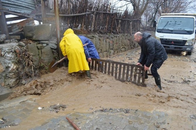 Mutki’de Sel Maddi Hasara Yol Açtı
