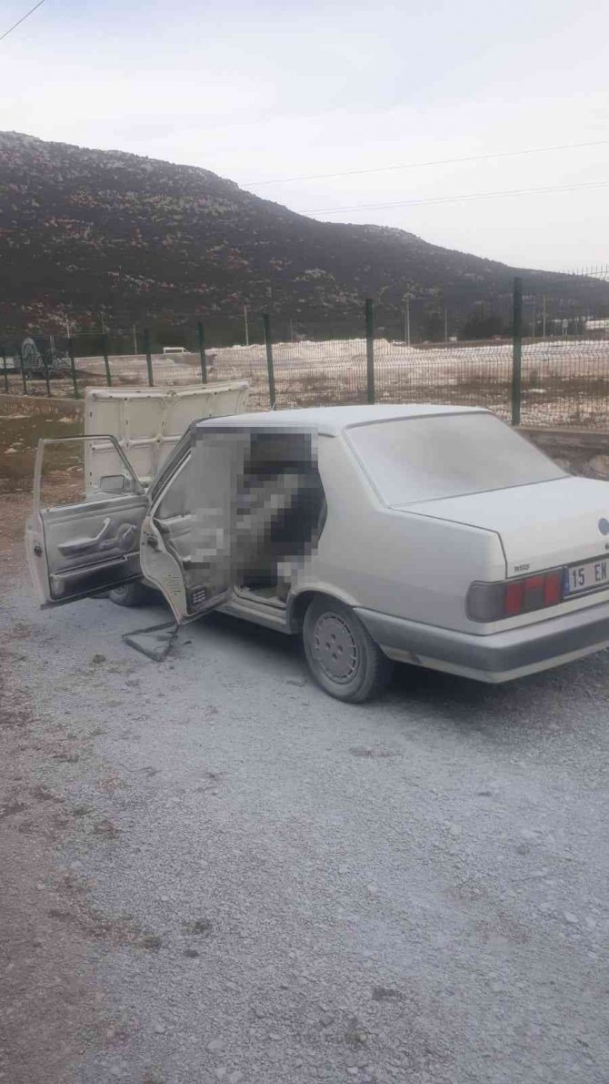Duman Çıkan Aracın İçinde Ölü Bulundu