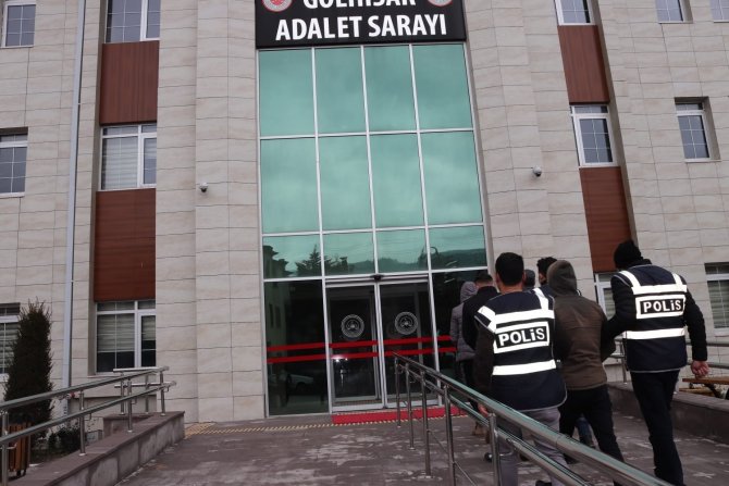 Evlerden Yaklaşık 100 Bin Lira Değerinde Altın Ve Para Çalan Hırsızlar Yakalandı