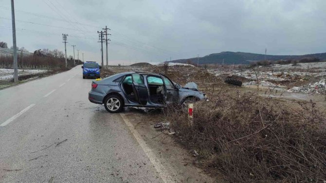 Alkollü Sürücüsü Direğe Çarptı: 2 Yaralı