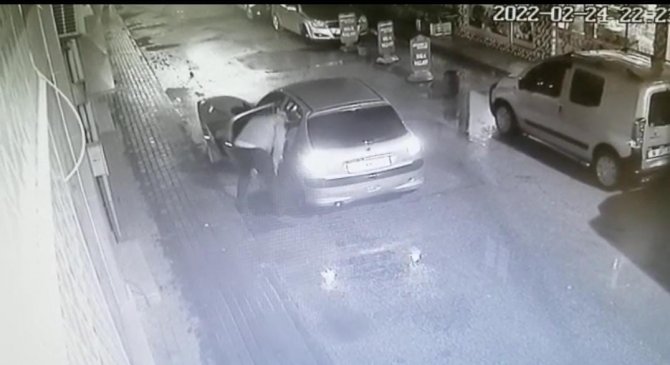Otomobili İle Sokak Üzerindeki Rögar Kapaklarını Çalan Şüpheli Böyle Görüntülendi