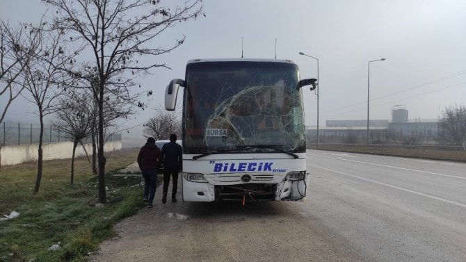 İ̇şçi Servisi Sis Sebebiyle Kamyona Çarptı