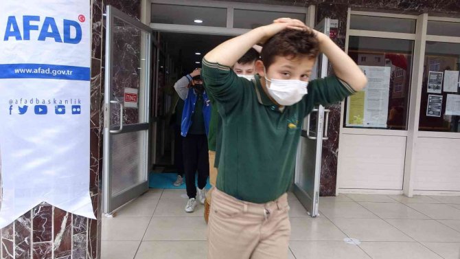 Trabzon’da Okullarda Deprem Tatbikatı