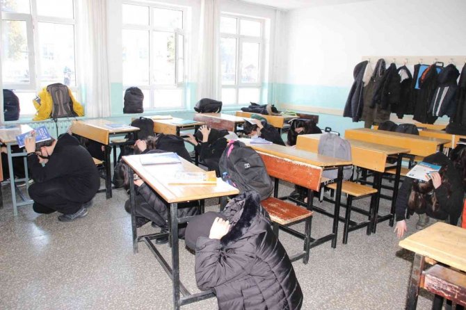Çorum’daki 56 Bin Öğrenciyle Eş Zamanlı Deprem Tatbikatı