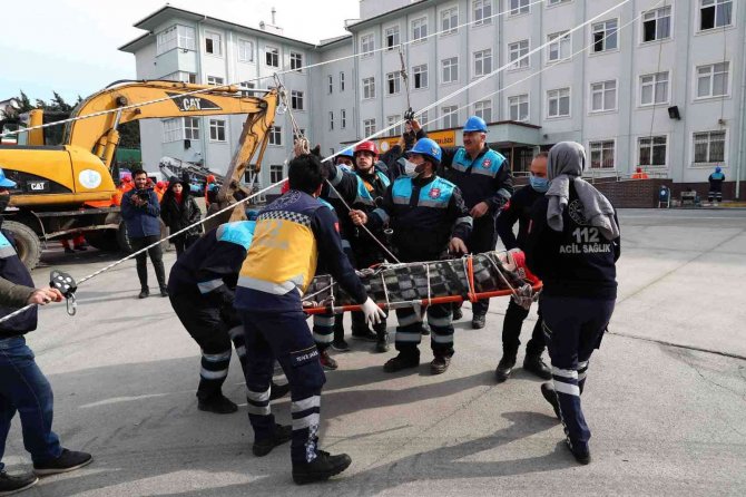 Liseliler 7.2’lik Deprem Heyecanını Yaşadı