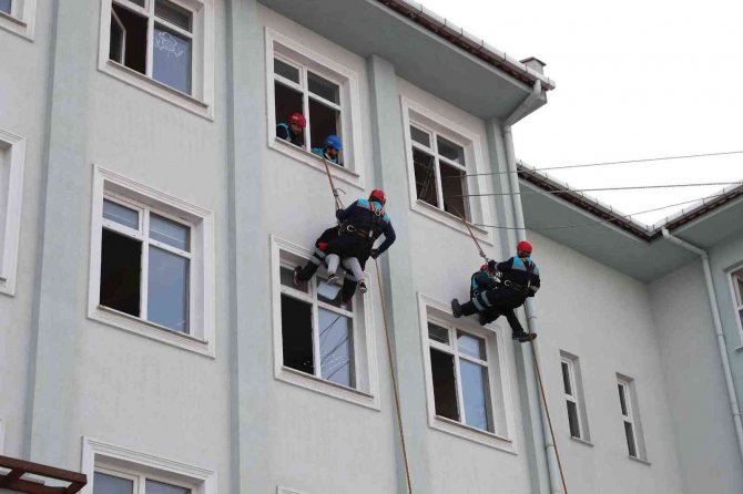 Liseliler 7.2’lik Deprem Heyecanını Yaşadı